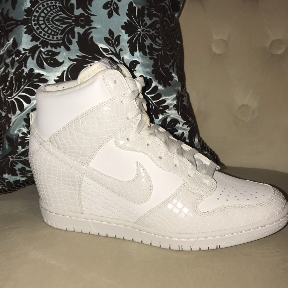Nike wedged tennis shoe boot